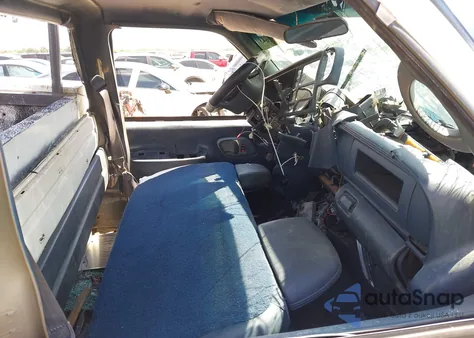 1999 Chevrolet C2500 z USA, uszkodzony, nr VIN 1GCGC24R8XR707587